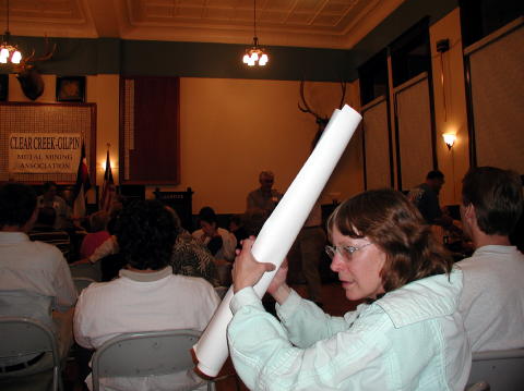 LeAnn subdues the crowd